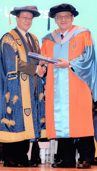 双威集团创办人丹斯里谢富年（左）颁发双威大学哲学博士学位给林得丁。