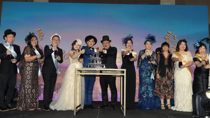 林得丁（左六）、吴慧芹（右五）与杰出团队领袖在MRC国际嘉年华欢庆会上开香槟庆祝。